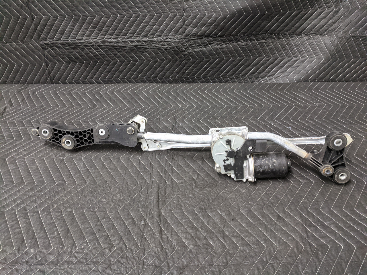 BMW E60 5-Series Windshield Wiper Linkage With Motor 6934279