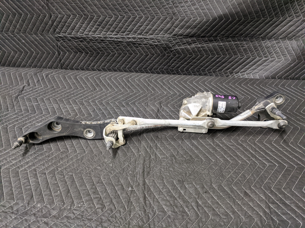 BMW E60 5-Series Windshield Wiper Linkage With Motor 6934279