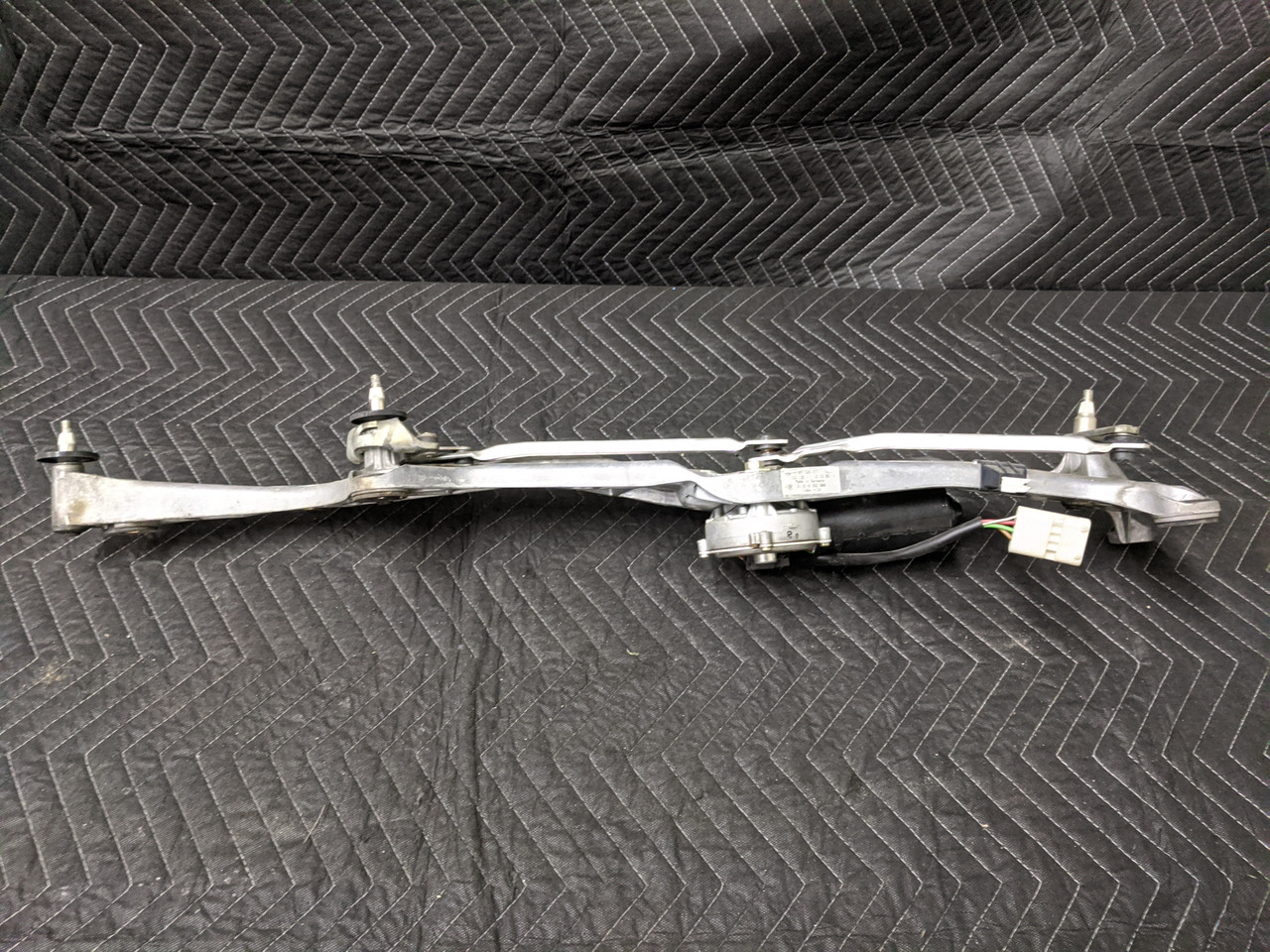 BMW E38 7Series Windshield Wiper Linkage With Motor Bosch 0390241422