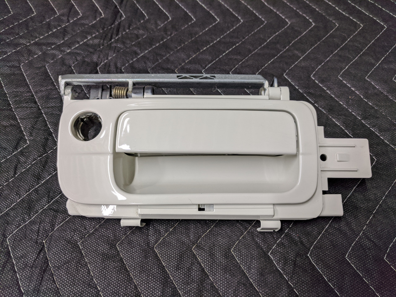 BMW E31 8-Series Alpine White Exterior Door Handle Right Passenger 51218108196