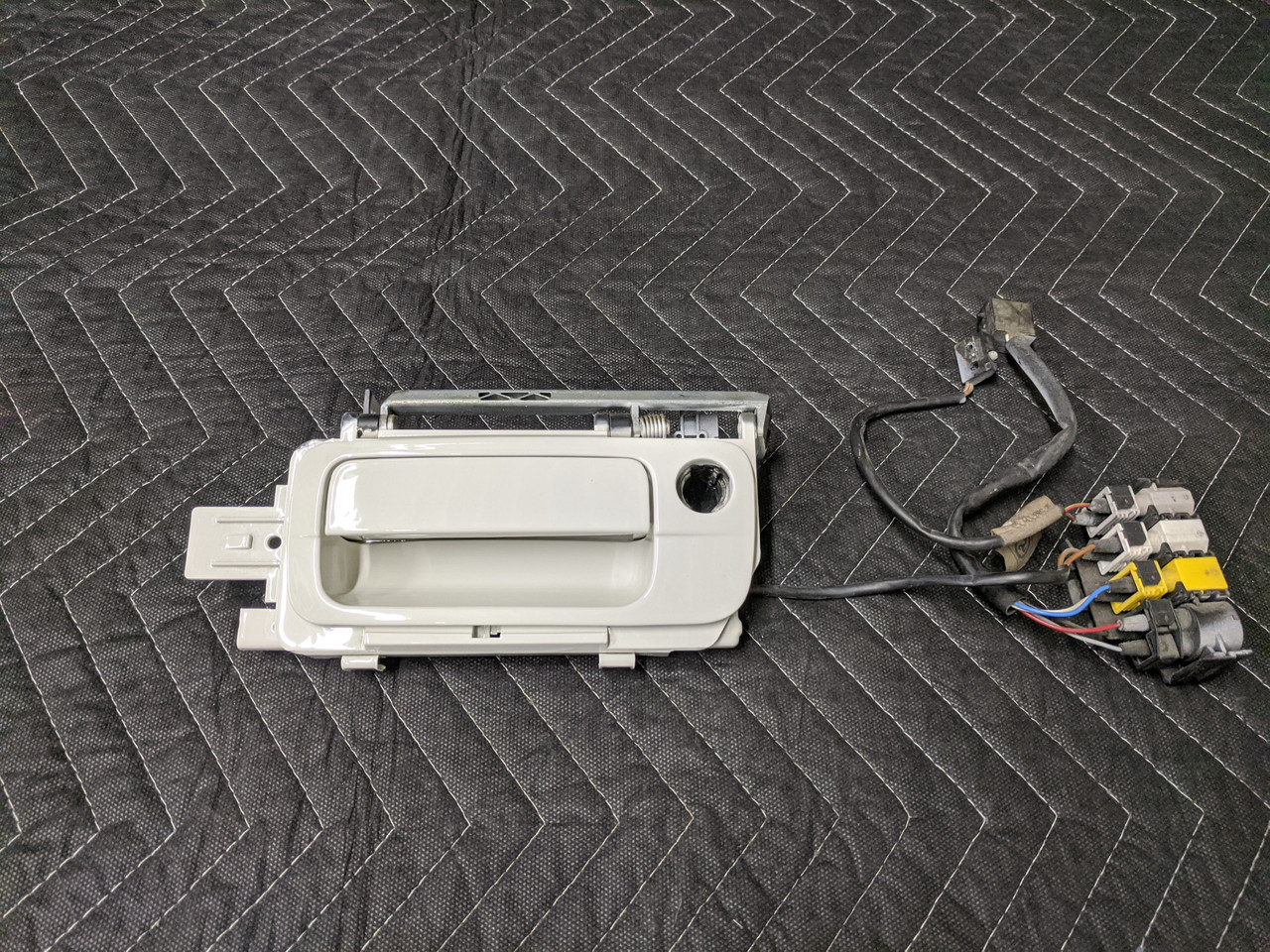 BMW E31 8-Series Alpine White Exterior Door Handle 51218108195