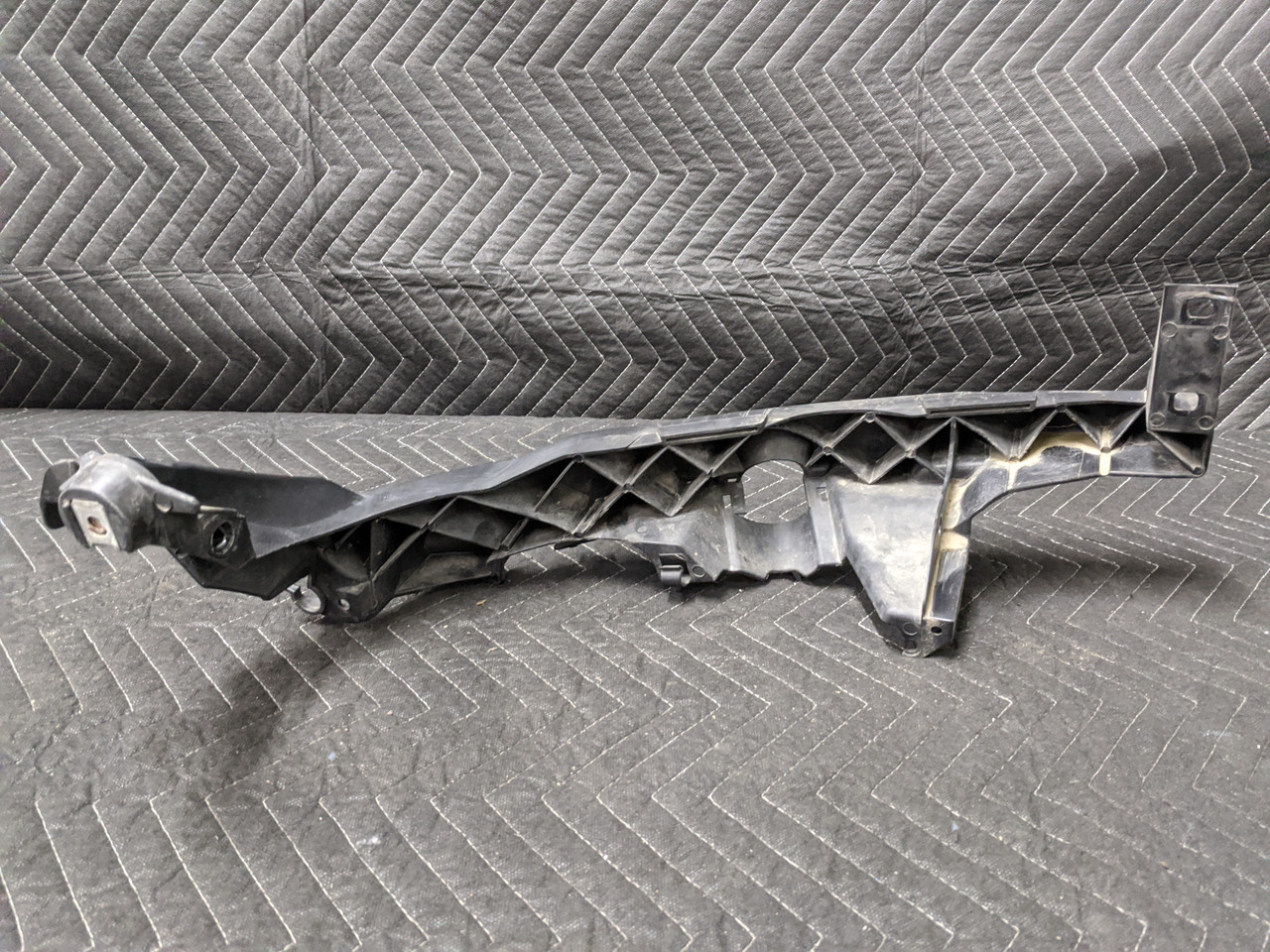 BMW Genuine OE E90 E91 Left Headlight Arm Bracket – N/S, 7116707 / 51647116707, Used Grade A