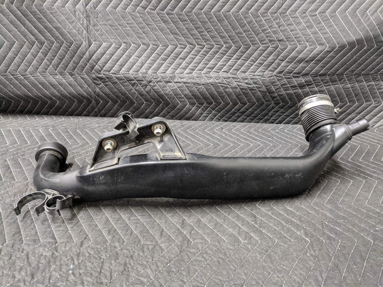 BMW E90/E91/E92/E93 3-Series Air Intake Tube 13717556549