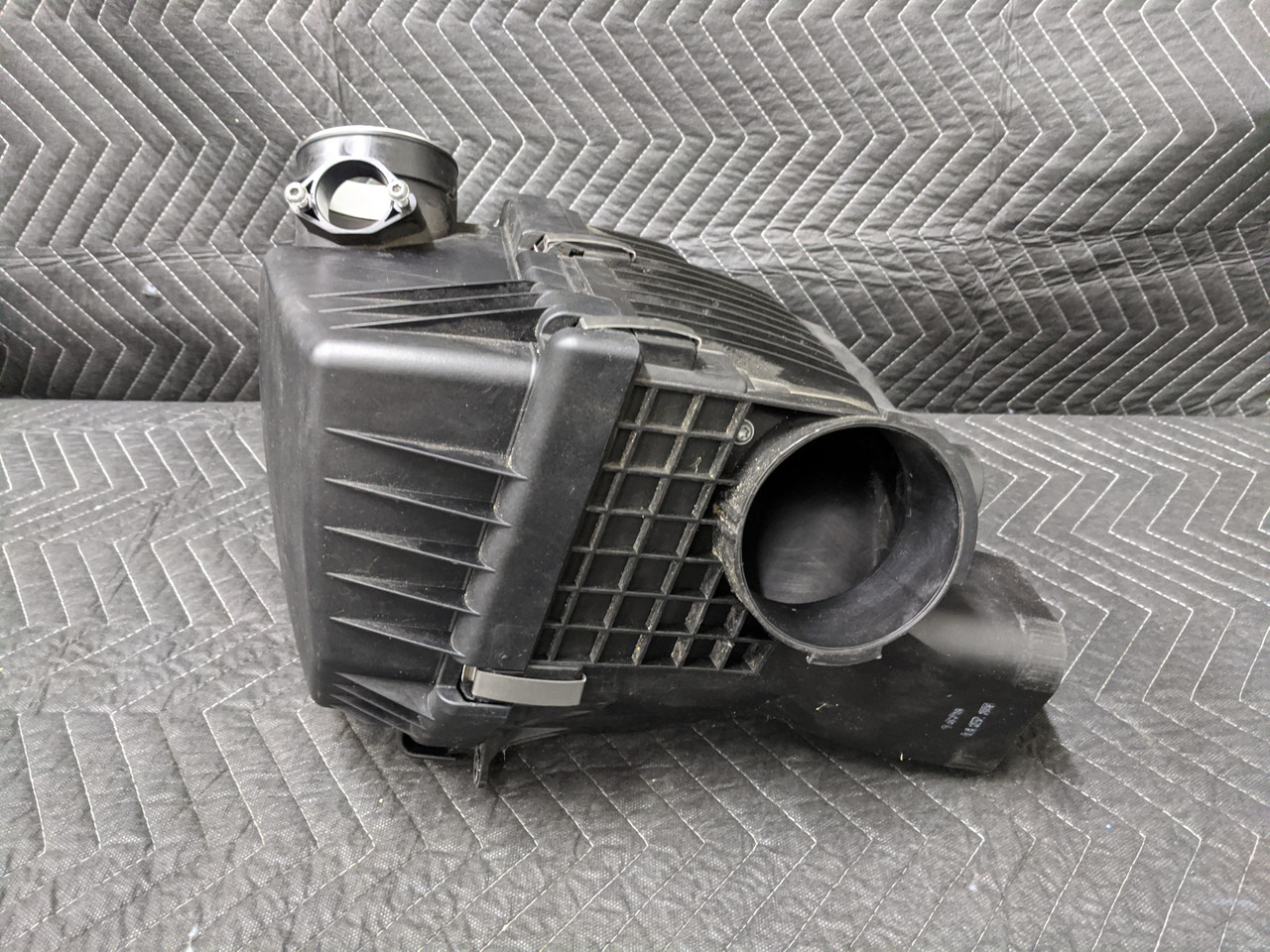 BMW E60/E63/E64 M5 M6 Air Intake Box Right 13717839023