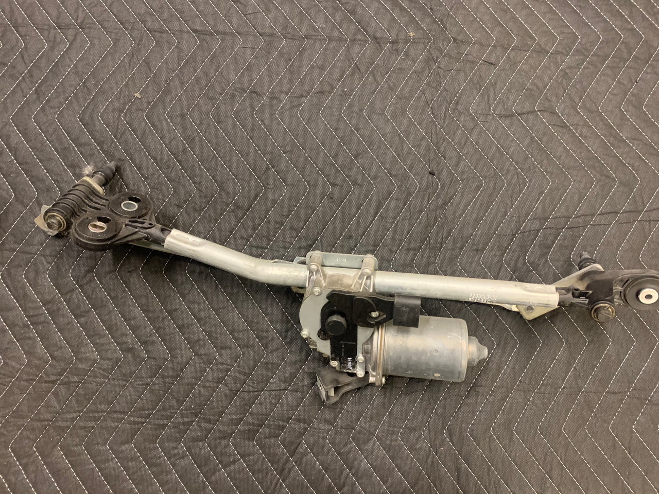 BMW E70 Windshield Wiper Linkage with Motor 7200510