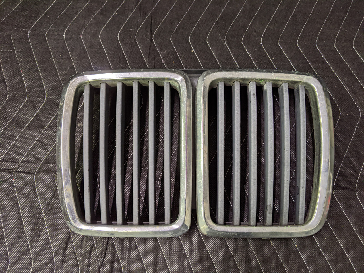 BMW E30 3-Series Front Center Kidney Grille 51131945877