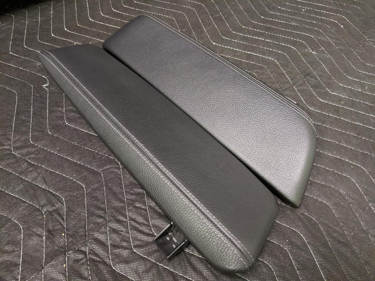 BMW G30/G31 5-Series Center Console Armrest Pads Leather Schwarz 51169388149
