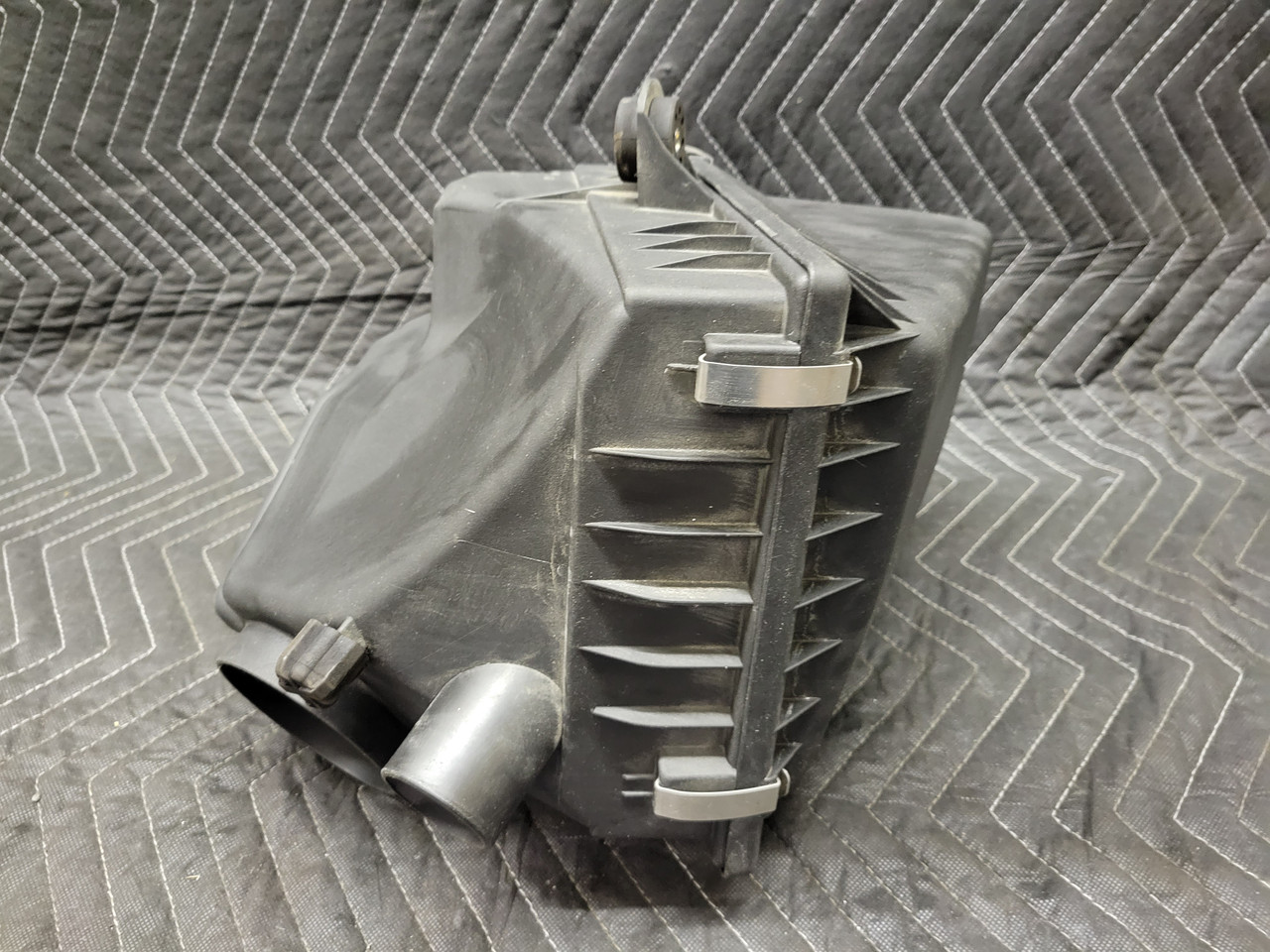 BMW E39 5-Series M62 V8 Engine Air Intake Filter Muffler Box 13711436135