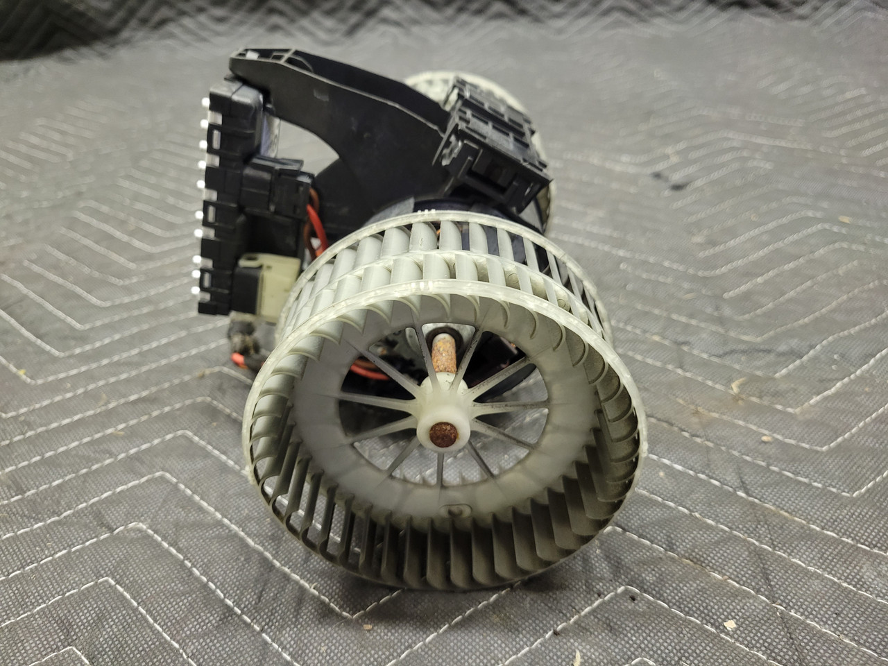  5/6シリーズ E60 E61 E63 E64用ブロワーファンモーターヒ BMW E60 64116933910 | recycleBMWs.com | Used BMW Parts