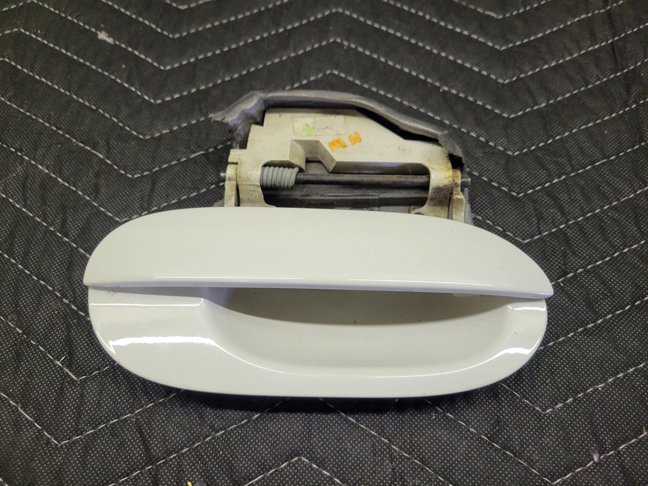 BMW E39 5-Series Outer Right Door Handle Alpine White III 51210000516