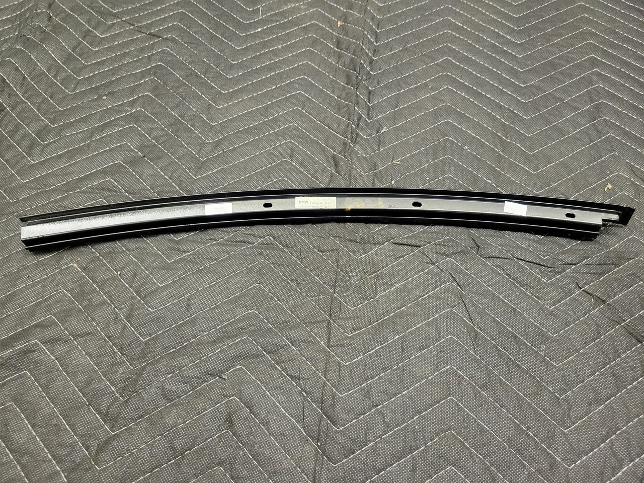 BMW F90/G30 5-Series M5 Rear Left Window Guide Glanzschwarz 51357390141
