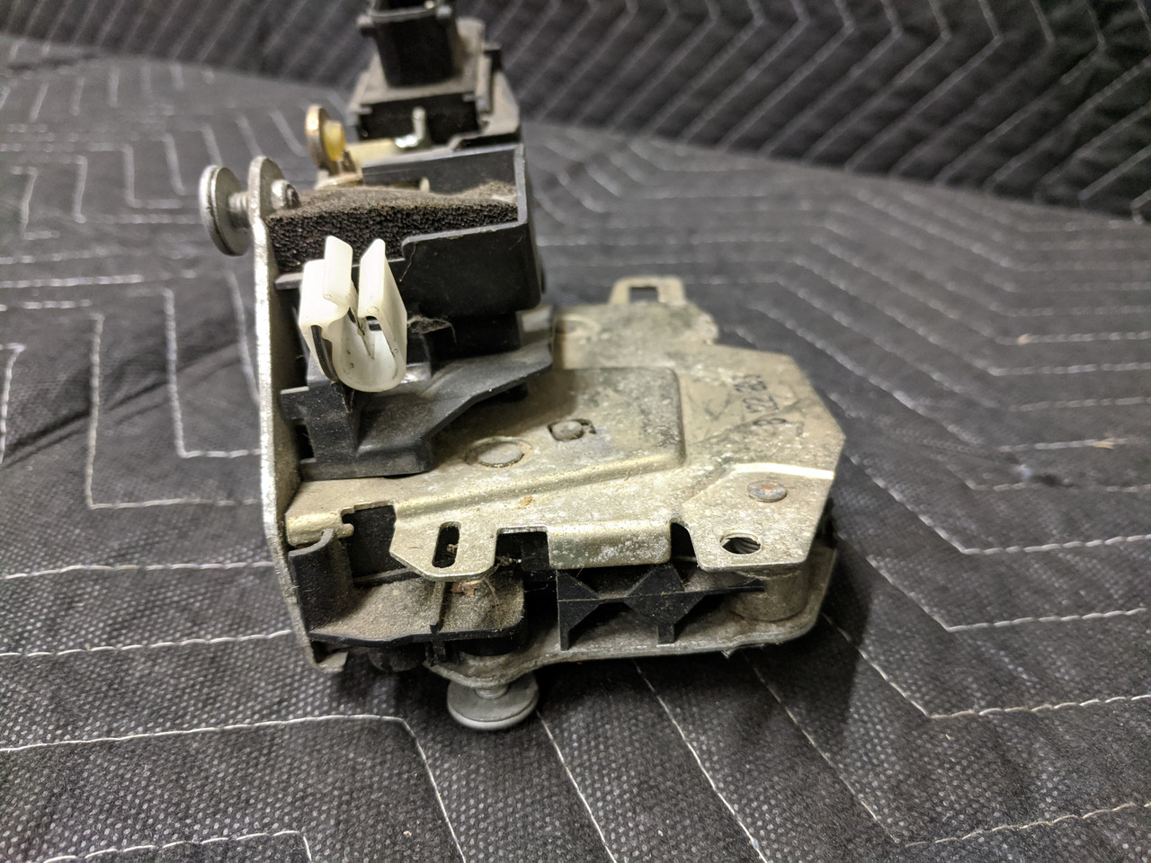 BMW E36 3-Series Door Lock Front Left 51218122203 67111387606