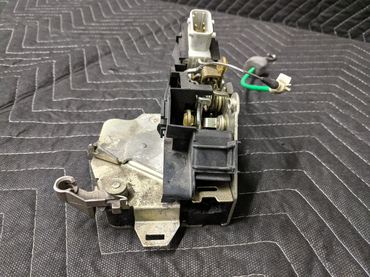 BMW E39 5-Series Door Lock Right Rear 51218166248 67118352165