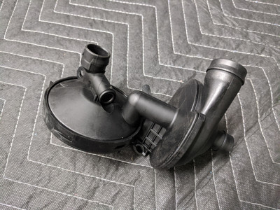 BMW E38/E39/E46/E53/E60/E83/E85 Crankcase Vent PCV Valve 11617501566 BMW E38/E39/E46/E53/E60/E83/E85 Crankcase Vent PCV Valve 11617501566
