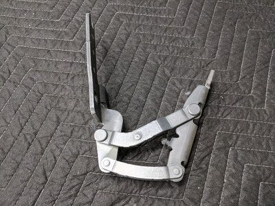 BMW E65/E66 7-Series Hood Hinge Left Drivers 41618240333 BMW E65/E66 7-Series Hood Hinge Left Drivers 41618240333