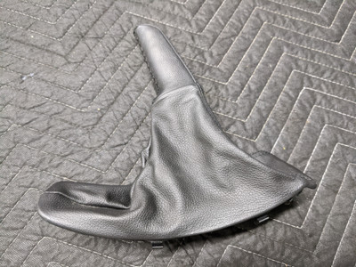 BMW E90/E91/E92/E93 Emergency Hand Brake Lever Cover Schwarz 34427155622 BMW E90/E91/E92/E93 Emergency Hand Brake Lever Cover Schwarz 34427155622