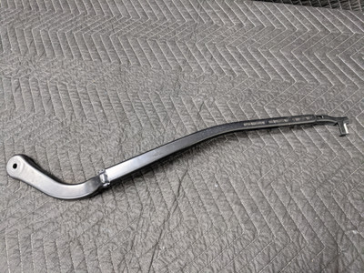 BMW E90/E91/E92/E93 3-Series Windshield Wiper Arm Right 61617171641 BMW E90/E91/E92/E93 3-Series Windshield Wiper Arm Right 61617171641