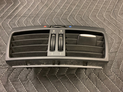 BMW E70 Front Center Dash Vent 0117857 BMW E70 Front Center Dash Vent 0117857