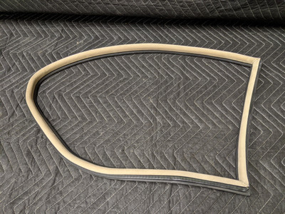 BMW E46 3-Series M3 Coupe Rear Window Gasket Hellbeige 51368252623 BMW E46 3-Series M3 Coupe Rear Window Gasket Hellbeige 51368252623