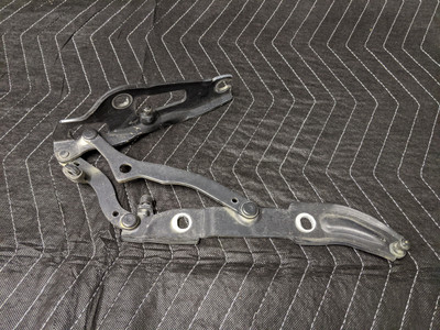 BMW E92 3-Series Coupe Trunk Lid Hinge Right Passenger 7060628 BMW E92 3-Series Coupe Trunk Lid Hinge Right Passenger 7060628