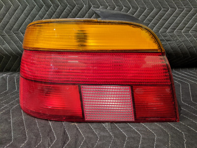 BMW E39 5-Series Rear Left Driver Taillight 8358033 BMW E39 5-Series Rear Left Driver Taillight 8358033