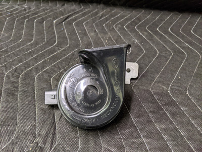 BMW F90/G30/G31 5-Series Horn High Pitch 61337342945 BMW F90/G30/G31 5-Series Horn High Pitch 61337342945