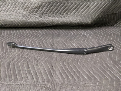 BMW F90/F91/G11/G12/G14/G15/G16/G30 Windshield Wiper Arm Right 61617357315 BMW F90/F91/G11/G12/G14/G15/G16/G30 Windshield Wiper Arm Right 61617357315