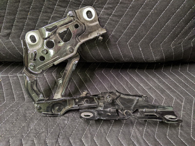 BMW F90/G30/G31 5-Series Hood Hinge Right 41007427052 BMW F90/G30/G31 5-Series Hood Hinge Right 41007427052