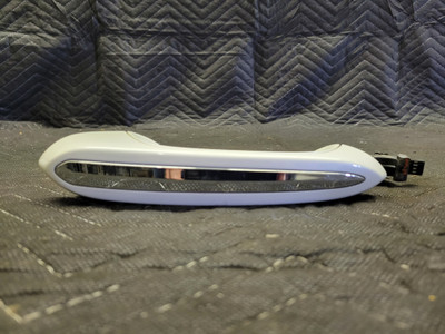 BMW G30 5-Series Right Door Handle Mineral White Metallic 51217443070
