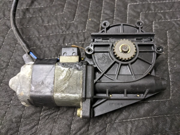 BMW E30 3-Series Front Right Window Lifter Motor 51331386988