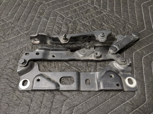 BMW F10/F11 5-Series Hood Hinge Right Passenger 7191328