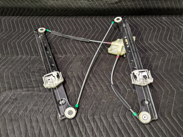 BMW E83 X3 Front Right Window Regulator 51333448250