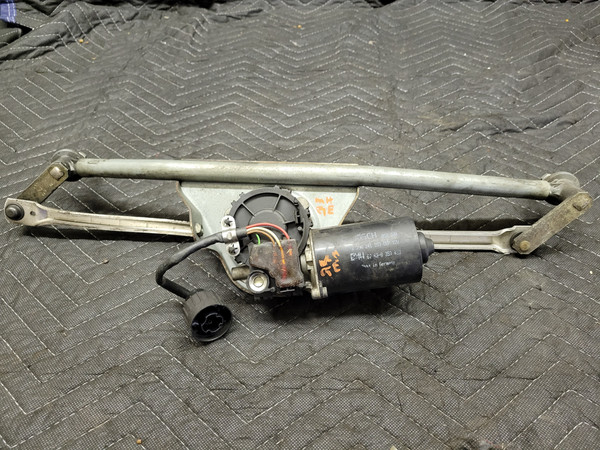 BMW E36 3-Series Sedan Windshield Wiper Assembly Bosch 61638353433