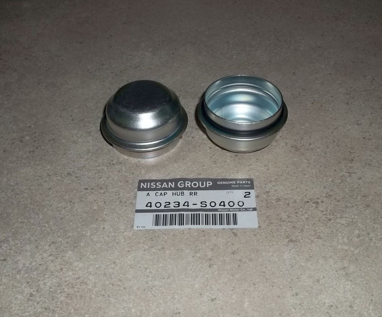 サモハンです。 Set Of 2 Datsun Front Wheel Bearing Hub Dust Grease Cap S30