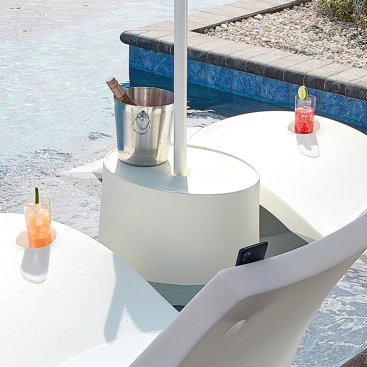 Kai White 5 Piece Pool Lounger with Pillows and 19 in. Side Table