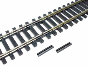 Hornby R920 Insulated Fishplates (Pack 12) - 1:76 Scale 00 Gauge