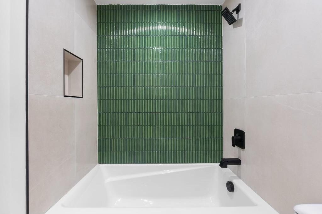 house on the hill グリーンストライプ柄 Modern 3D Fluted Porcelain Wall Tile | Homey Stripes Green