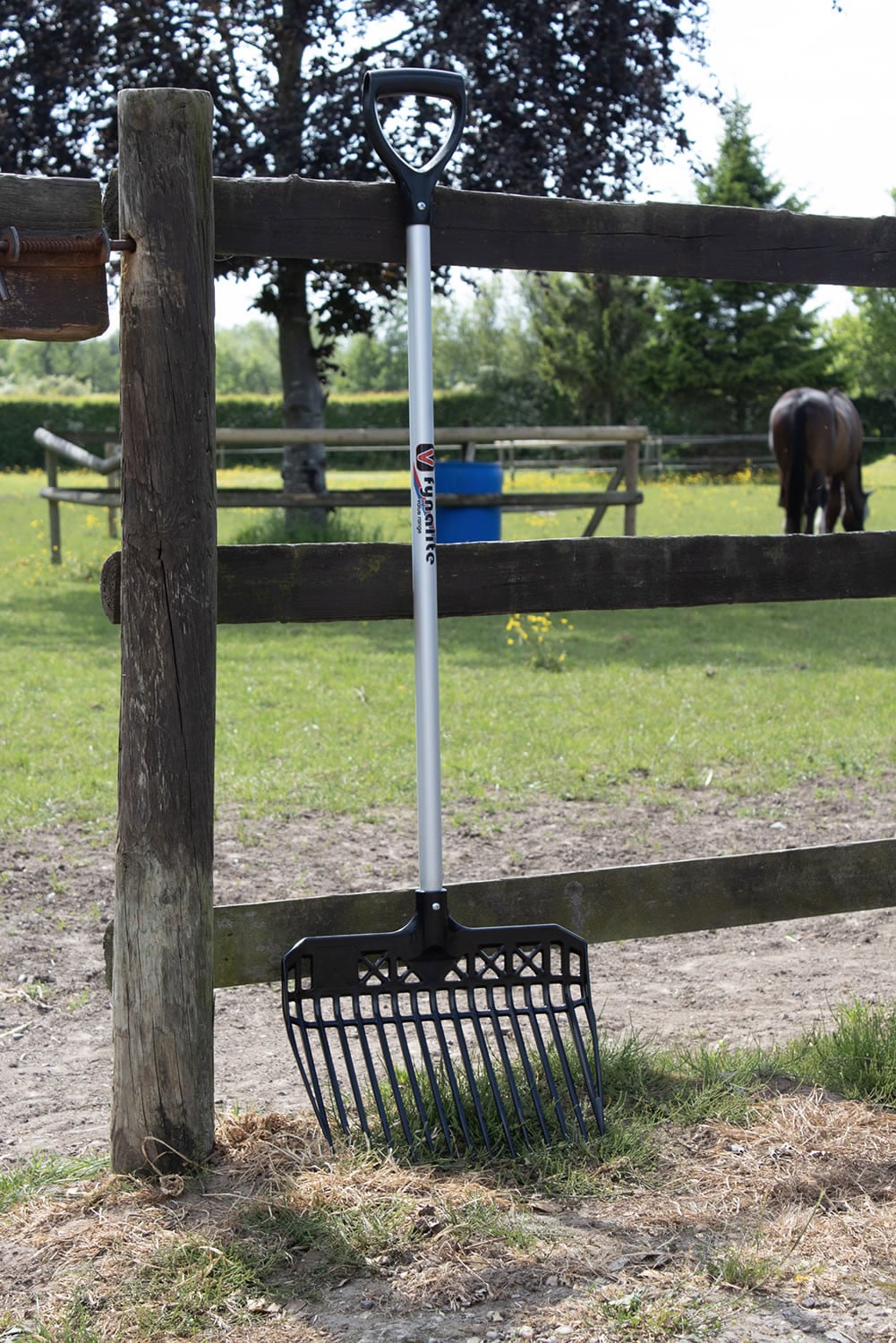 Fynalite Value Plastic Stable Fork D-Grip Handle 90 CM