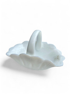 Vintage MIKASA LARRY LASLO white milk glass scalloped basket handle 1980's JAPAN main view Vintage MIKASA LARRY LASLO white milk glass scalloped basket handle 1980's JAPAN main view
