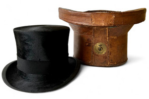 Antique D. M. DUNLOP top hat size M 56cm & leather hat bucket ENGLAND 1800's EAC main view Antique D. M. DUNLOP top hat size M 56cm & leather hat bucket ENGLAND 1800's EAC main view