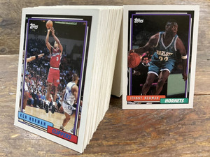 Vintage TOPPS NBA BASKETBALL Series 1 X99 cards bulk lot set 1992-93 VGVC main view Vintage TOPPS NBA BASKETBALL Series 1 X99 cards bulk lot set 1992-93 VGVC main view