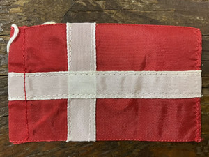 Vintage cloth mini FLAG & METAL DENMARK ensign merchant flag 1970's EVC main view Vintage cloth mini FLAG & METAL DENMARK ensign merchant flag 1970's EVC main view