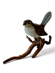 Vintage wooden CAROLINA WREN bird sculpture figurine hand carved 1970's ITALY main view