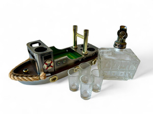 Vintage boat tug boat decanter set bottle X4 glasses ROYAL CRAFT 1950's JAPAN main view Vintage boat tug boat decanter set bottle X4 glasses ROYAL CRAFT 1950's JAPAN main view