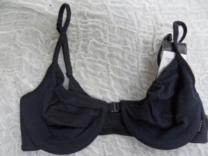 BONDS black front fastener light stretch bra size 10C BNWT front view BONDS black front fastener light stretch bra size 10C BNWT front view