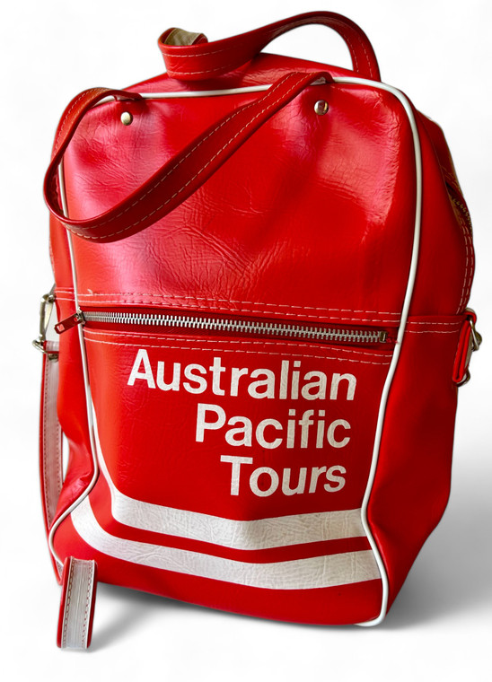 Vintage AUSTRALIAN PACIFIC TOURS APT travel shoulder bag red & white 1980's EVC front view