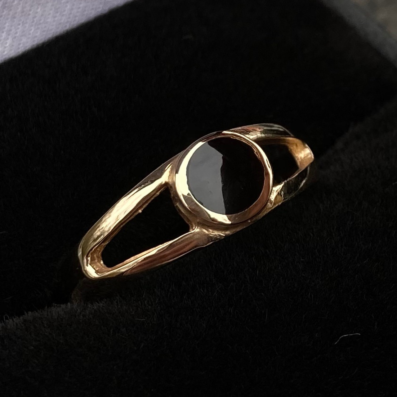 Whitby Jet 9ct Yellow Gold Round Split Shoulder Ring 582GR