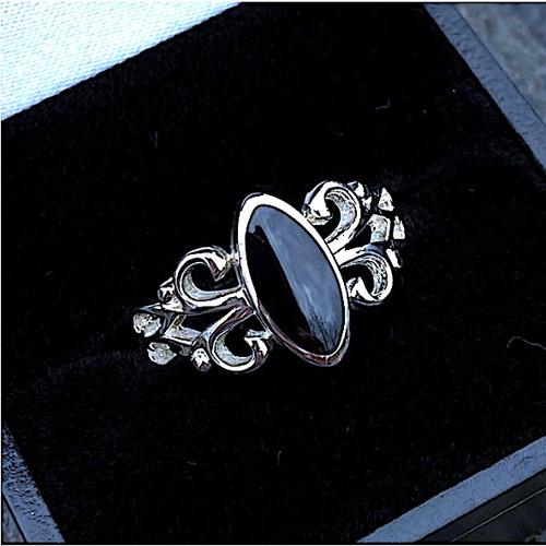 Eye catching intricately detailed silver ring with hand carved Whitby Jet