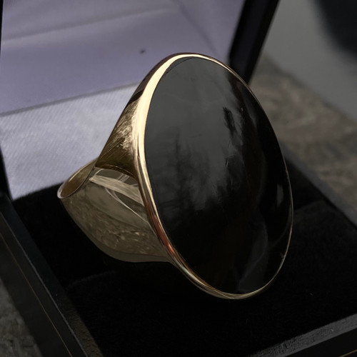 Gents extra large 18ct yellow gold oval Whitby Jet signet ring in gift box