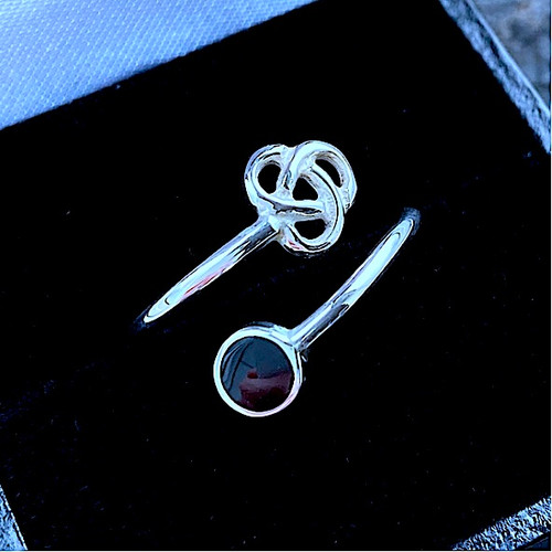 Contemporary 925 silver open ring with Celtic Knot and round organic shiny black stone